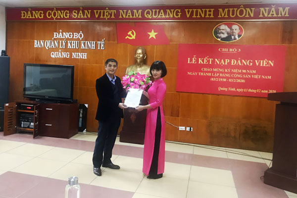 Đ/c Đào Tuấn Anh - Bí thư Chi bộ trao Quyết định kết nạp đảng viên cho quần chúng ưu tú Nguyễn Thị Kim Dung